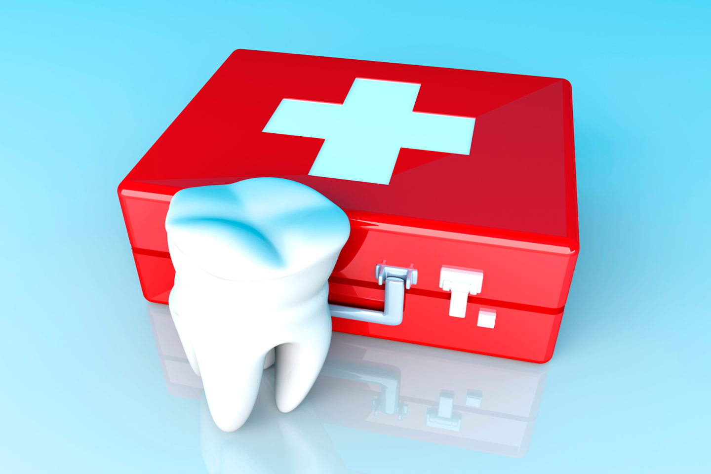 Zu sehen ist ein erste Hilfe Koffer und im Vordergrund ein überdimensional großer Zahn