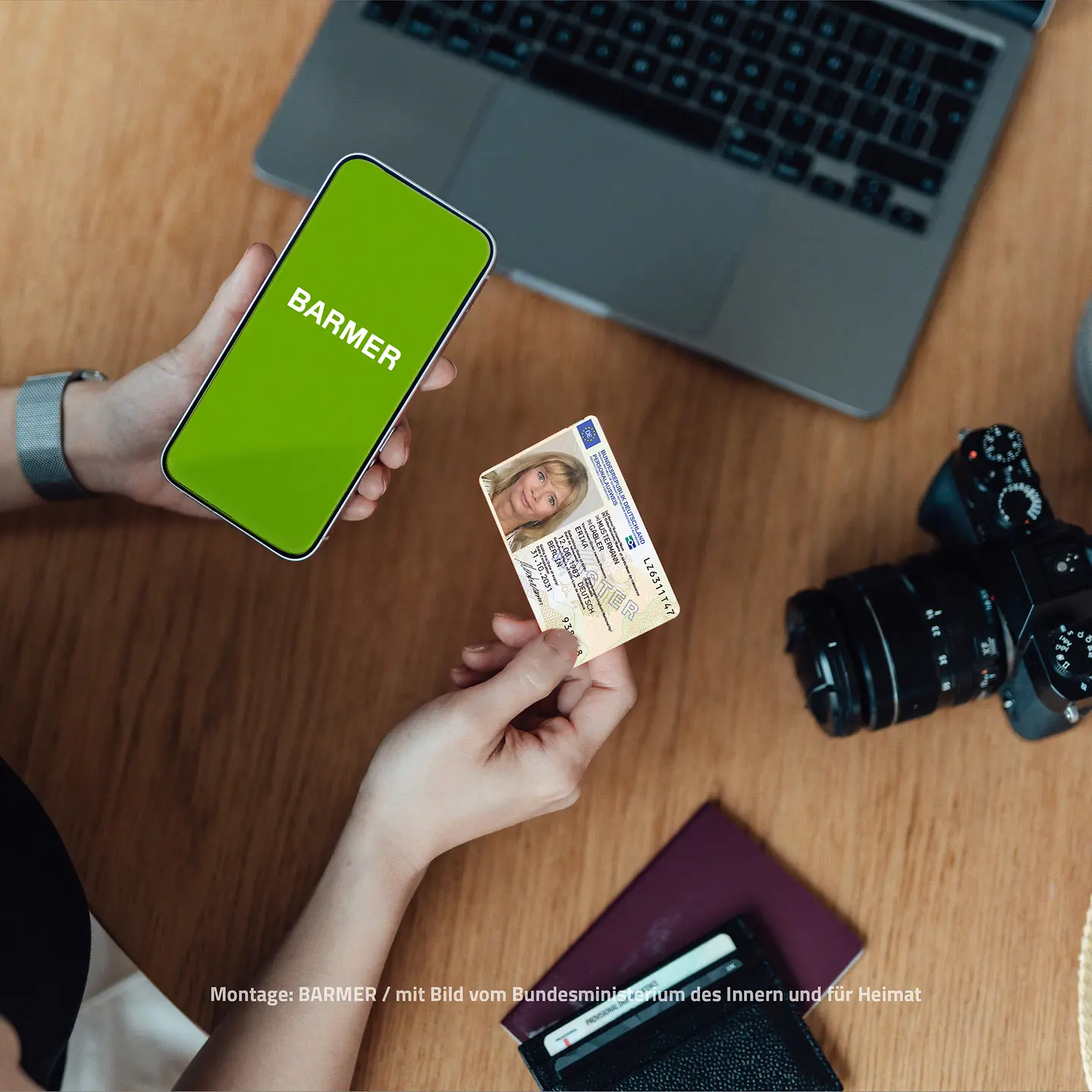 Eine junge Frau hält ein Smartphone mit einer geöffneten App in der linken und eine (Kredit-)Karte in der rechten Hand.