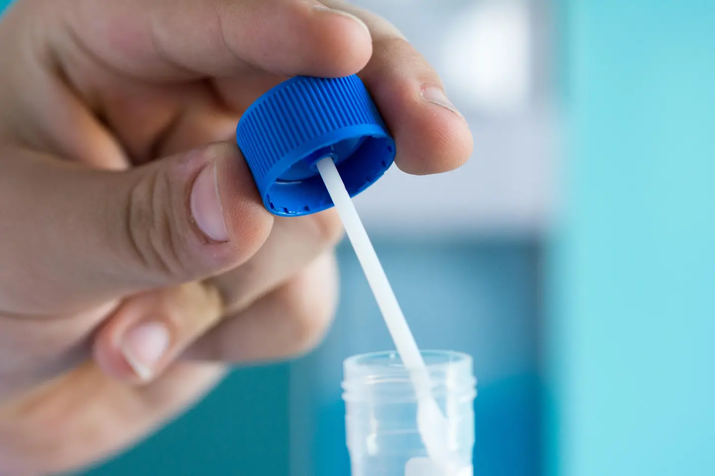Person testet eine Probe