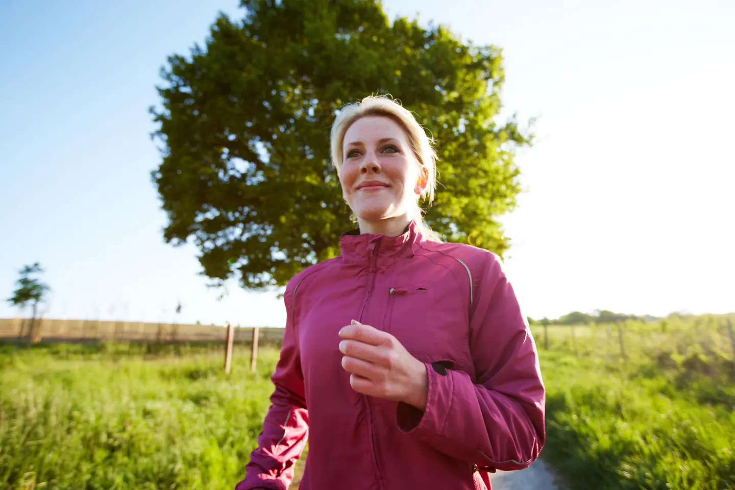 Zu sehen ist eine Junge Frau beim Joggen