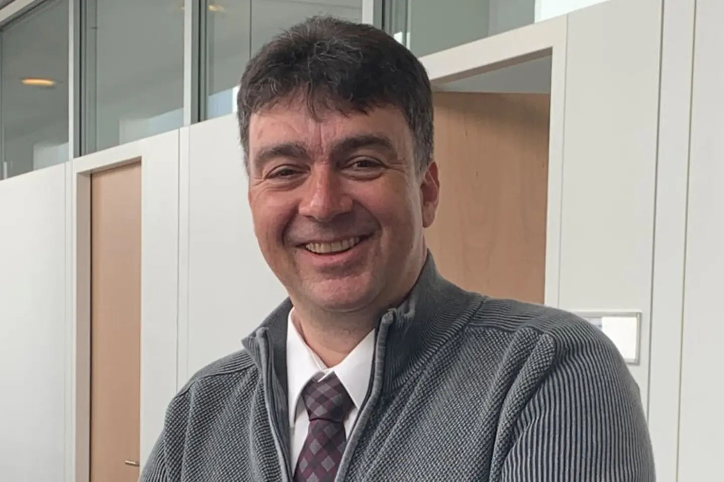 Helge Schwab vor einer Tür.