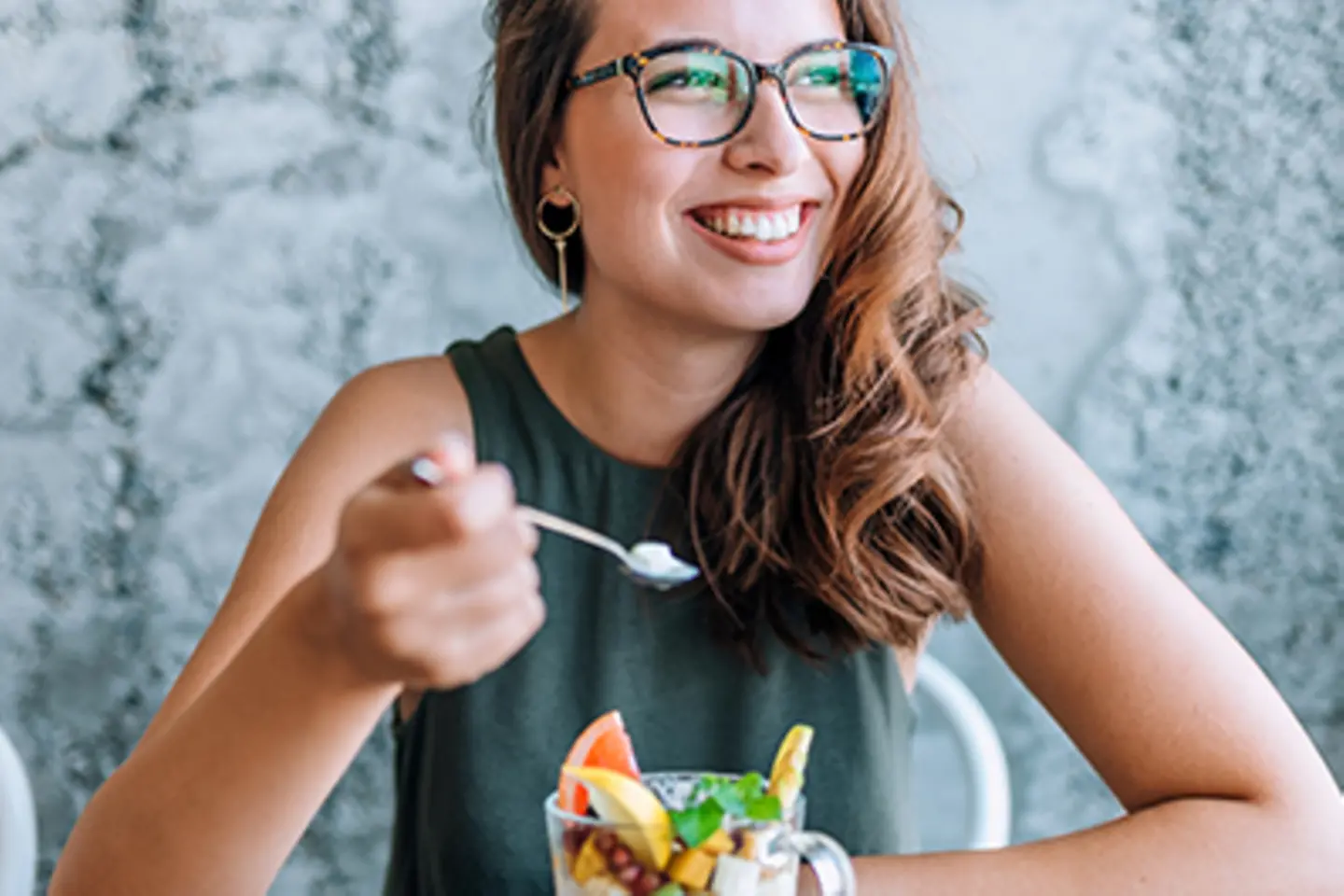 Zu sehen ist eine Frau, die Obstsalat isst 