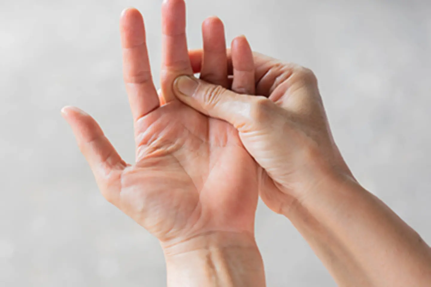 Zu sehen sind zwei Hände