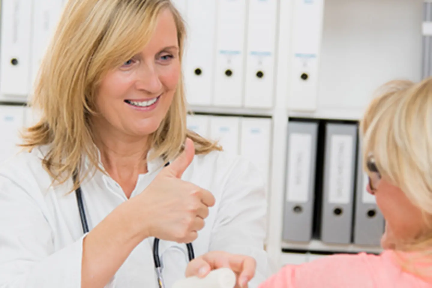 Zu sehen ist eine Frau bei einer Durchgangsärztin 