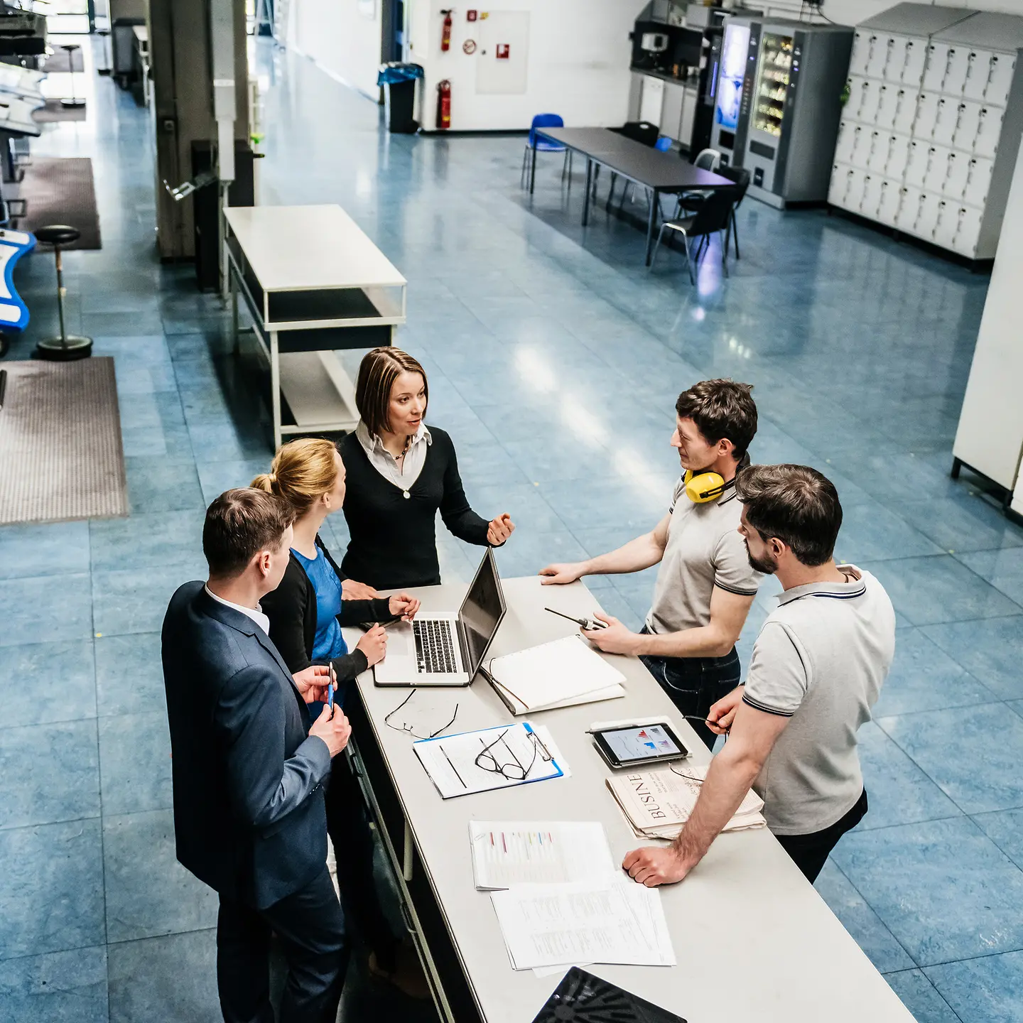 Eine Gruppe von Ingenieuren unterhält sich in der Produktion