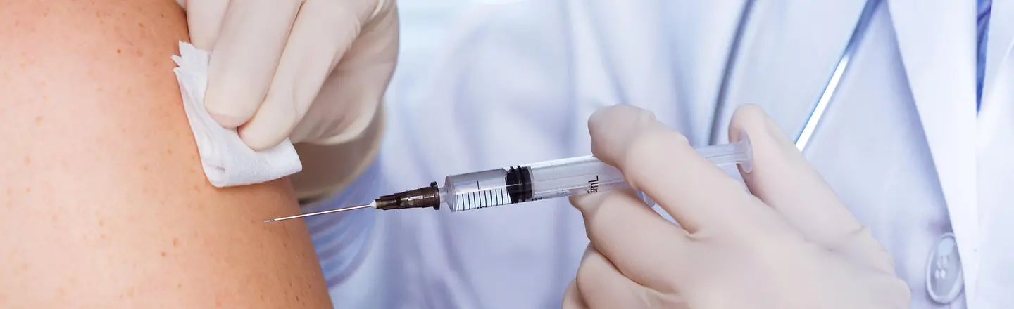 Ein Arzt beim Impfen