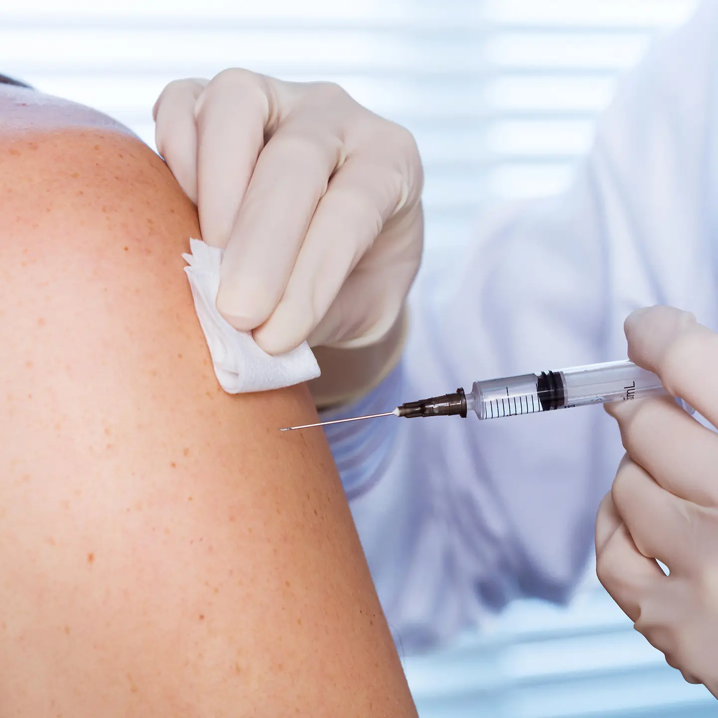 Ein Arzt beim Impfen