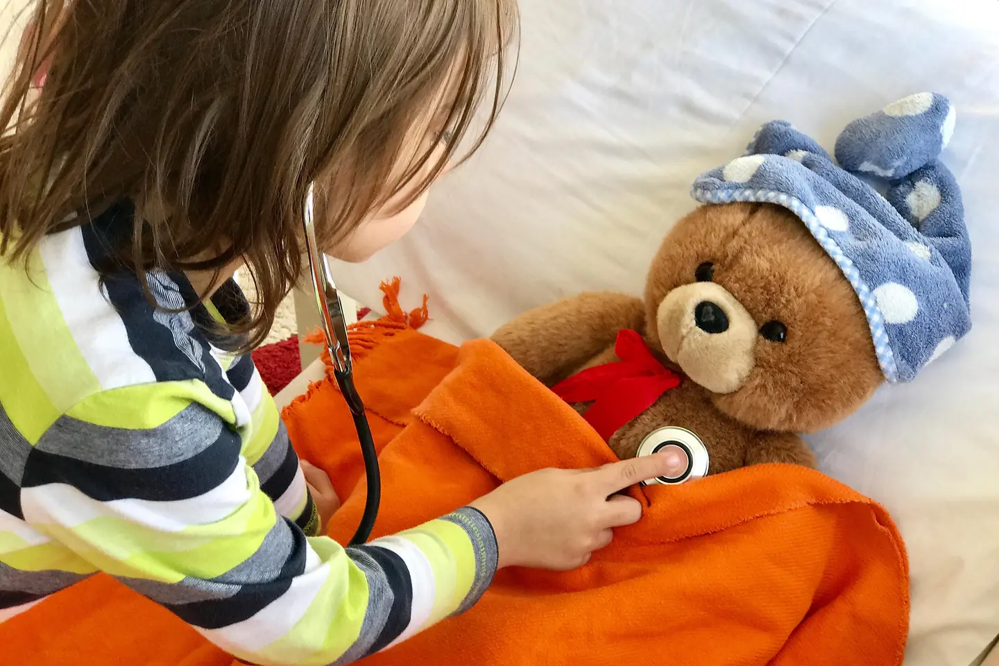 Ein Kind untersucht seinen Teddy