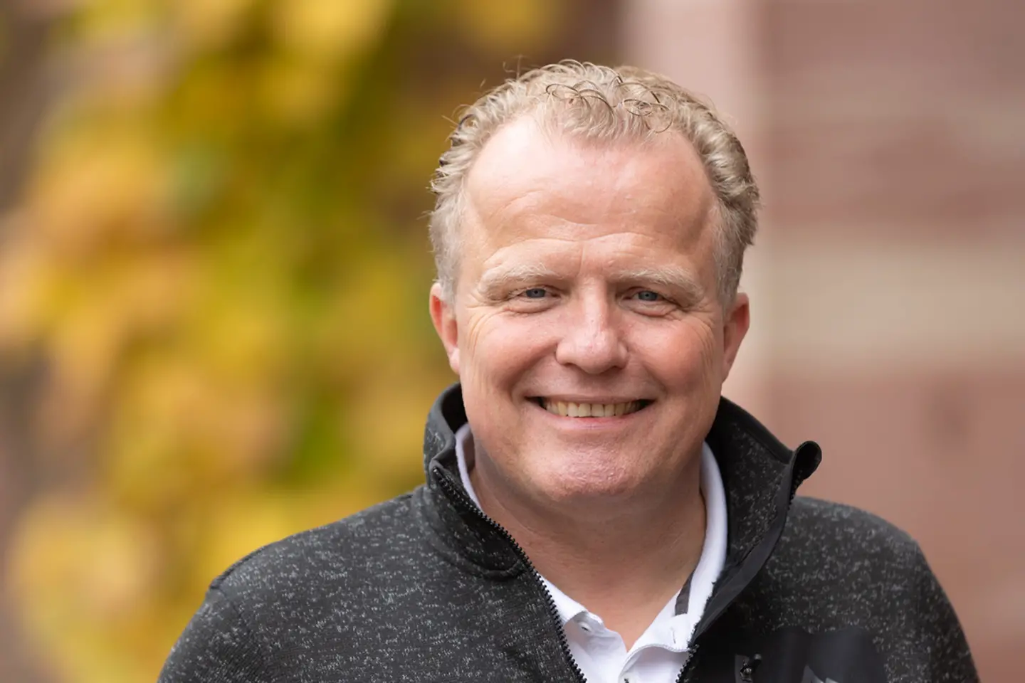 Ein Mann lächelt in die Kamera