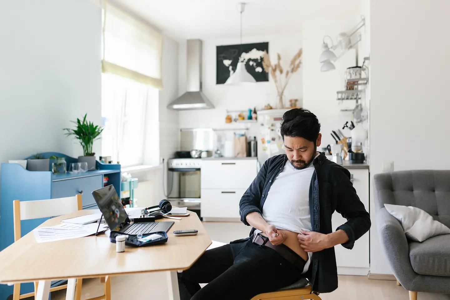 Mann injiziert Insulin während der Arbeit