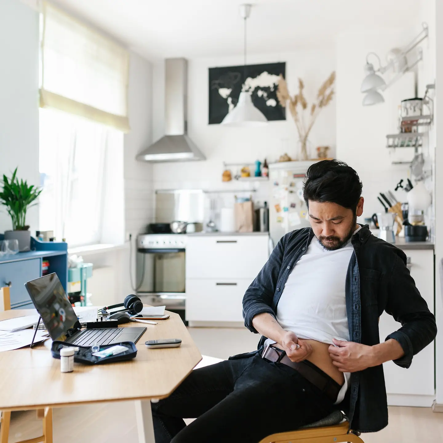 Mann injiziert Insulin während der Arbeit