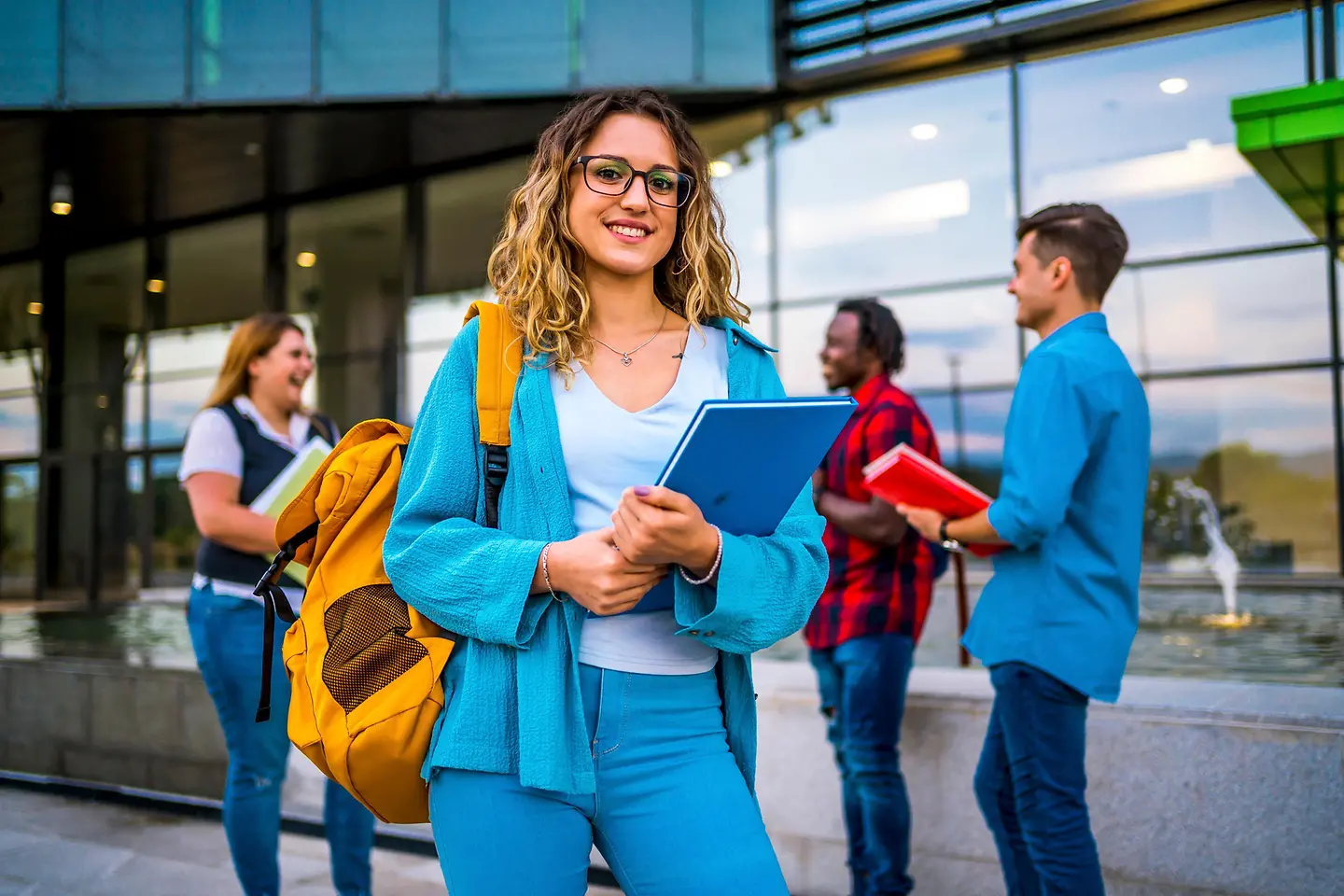 junge Frau geht im Ausland zur Schule