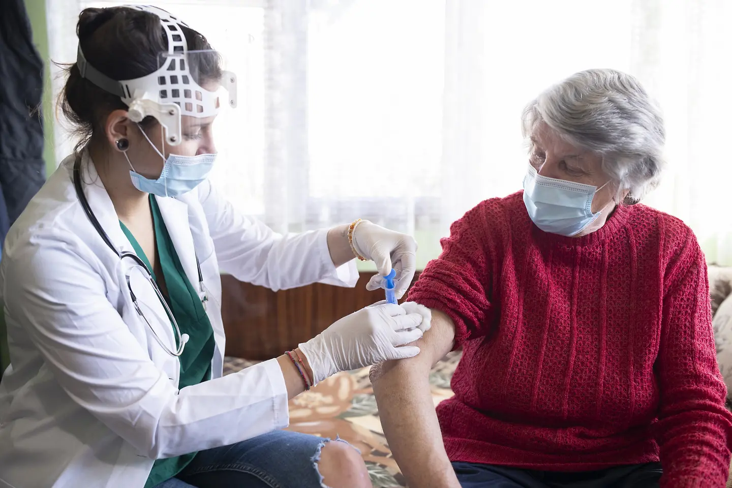 alte Frau schützt sich vor COVID-19