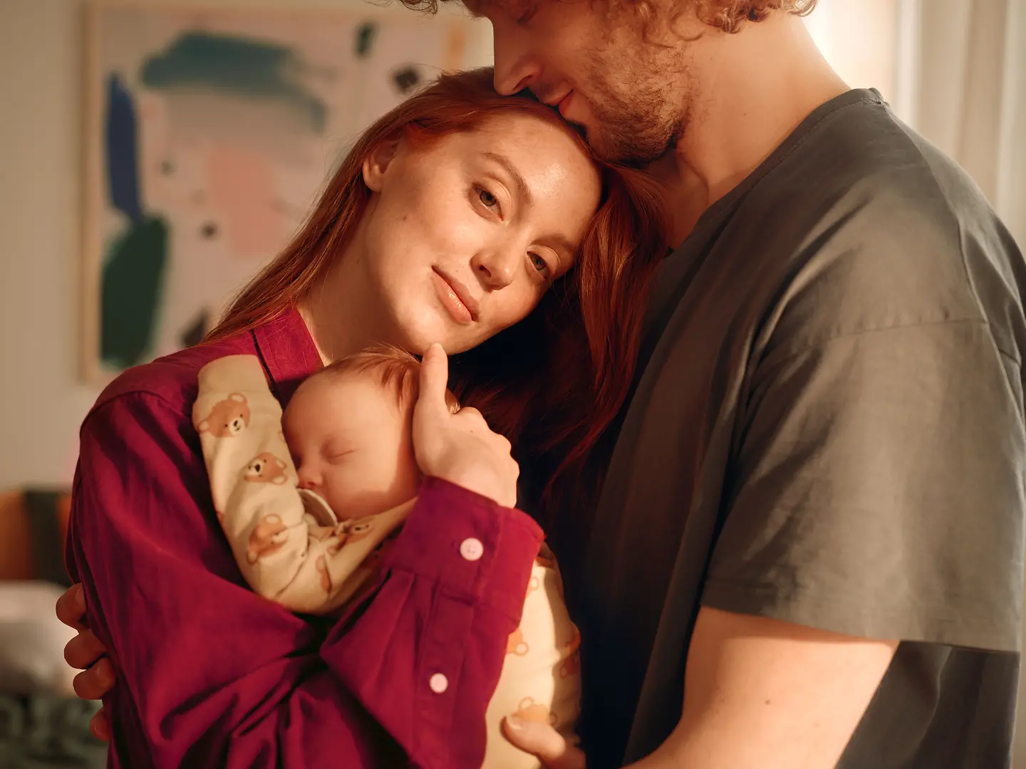 Ein junges Paar hält ein Baby im Arm