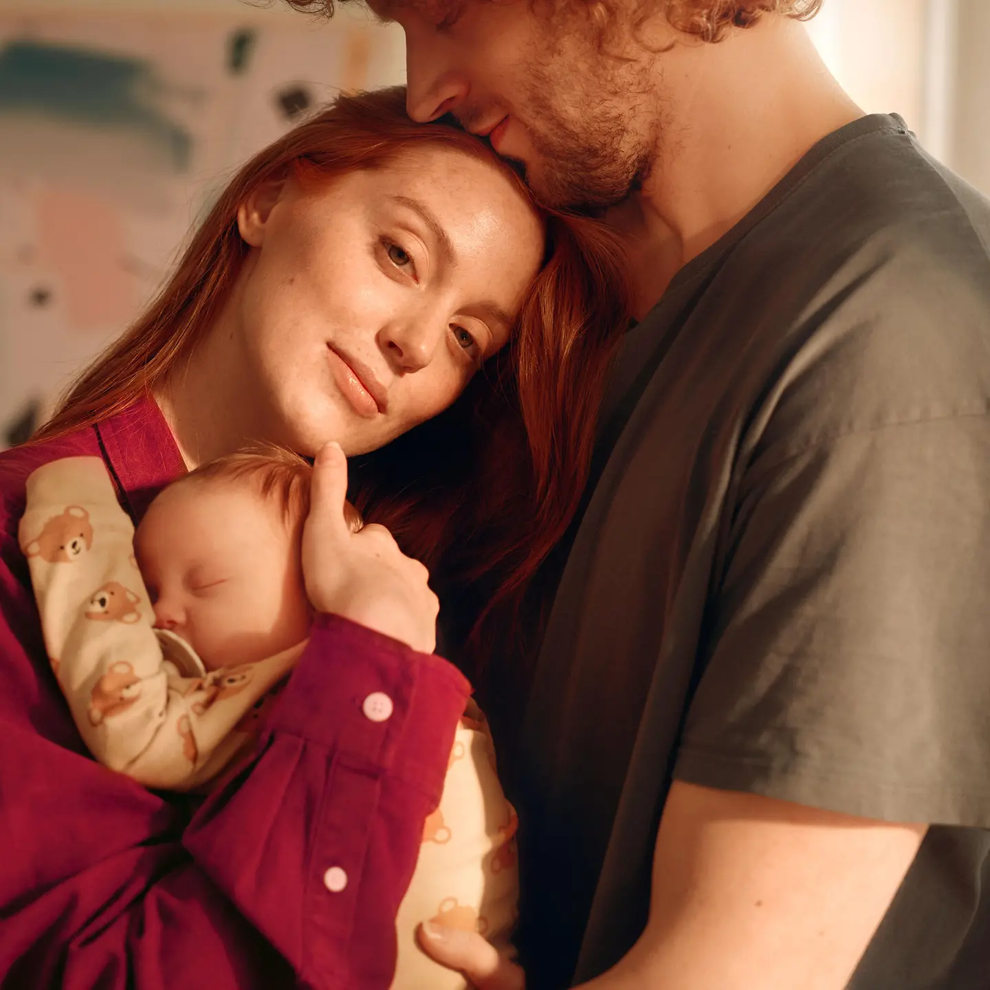 Ein junges Paar hält ein Baby im Arm