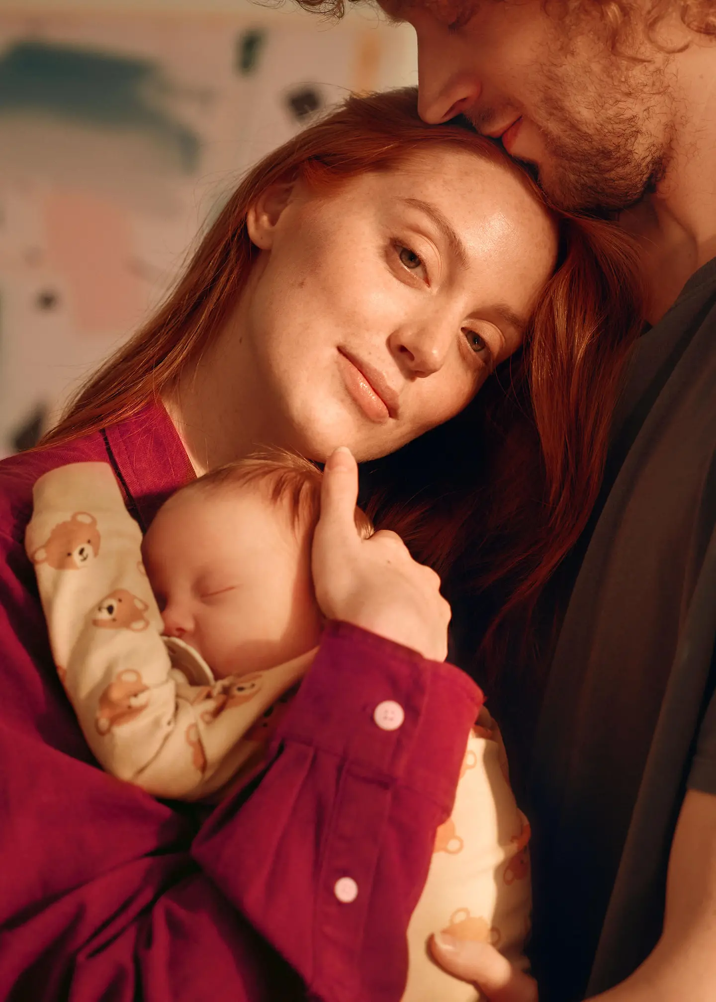 Ein junges Paar hält ein Baby im Arm