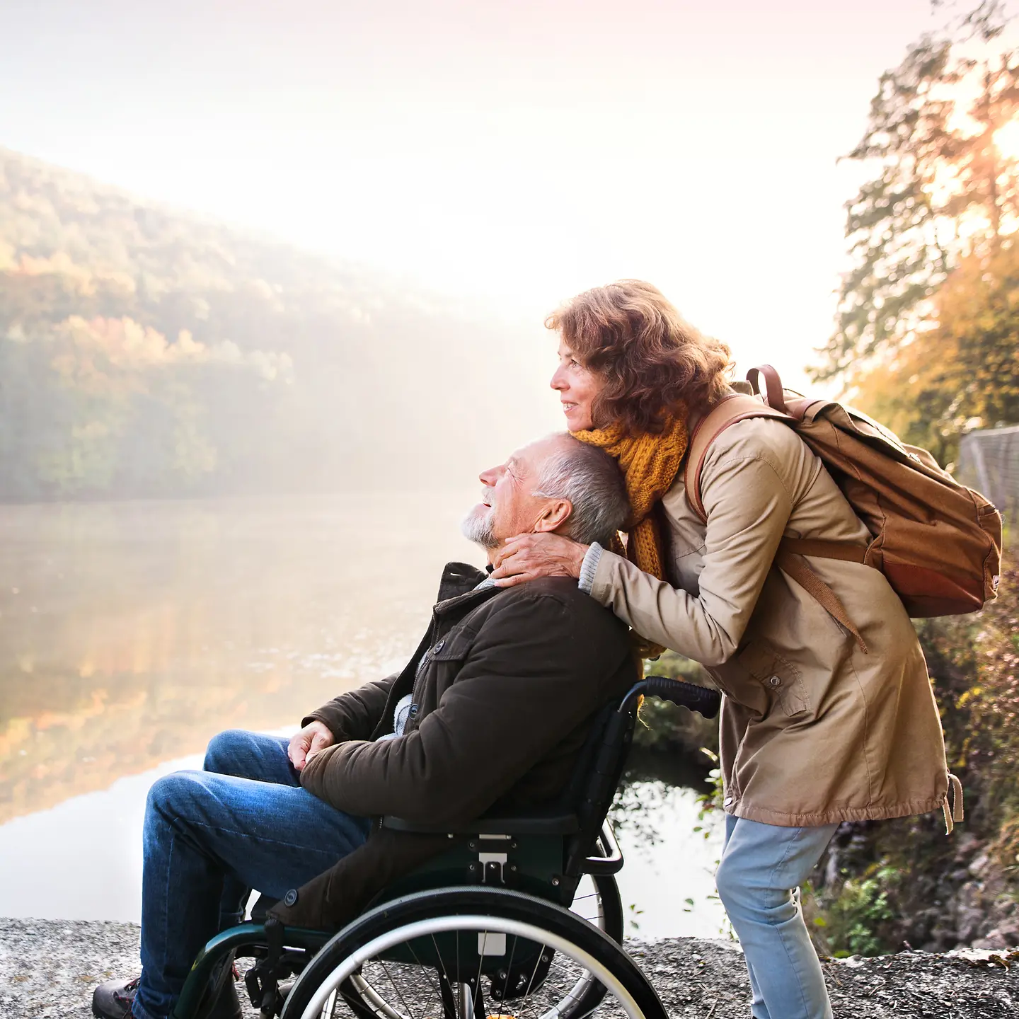 Eine Frau und ein Mann im Rollstuhl