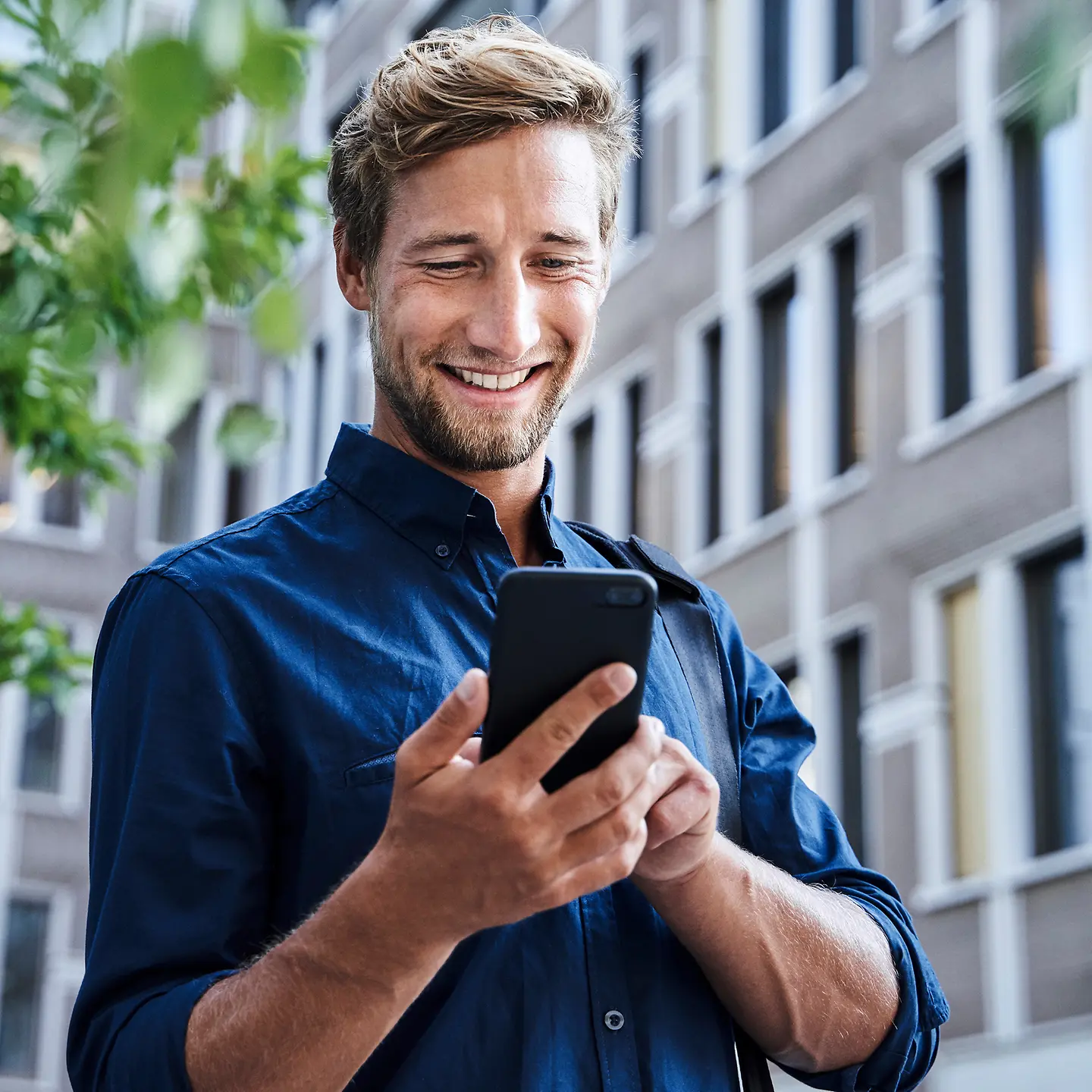 Lächelnder Mann mit Handy