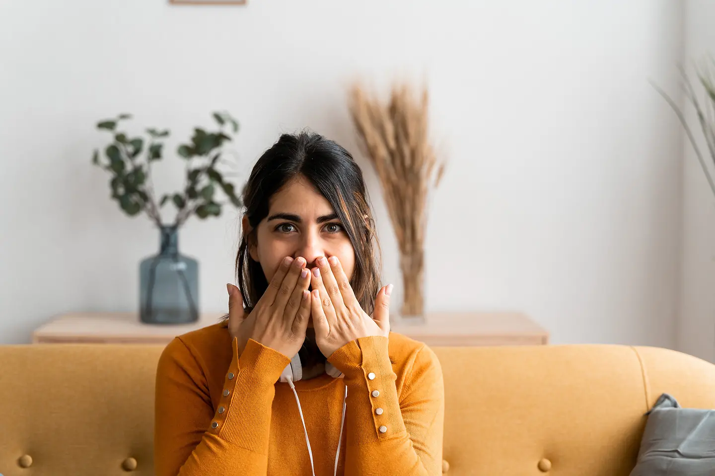 Eine junge Frau mit Schluckauf
