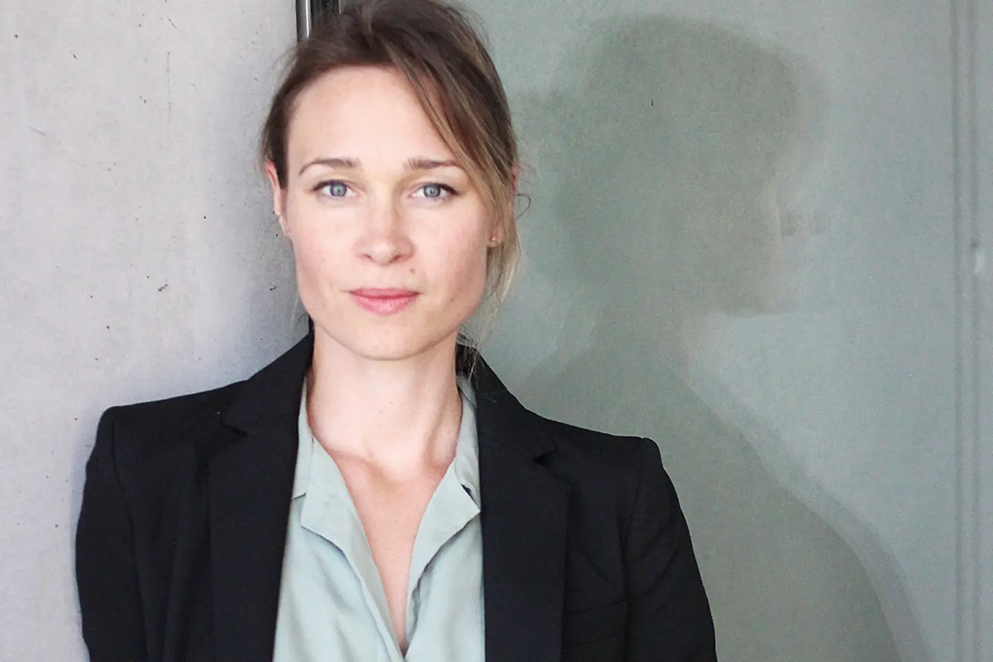 Eine Frau schaut in die Kamera