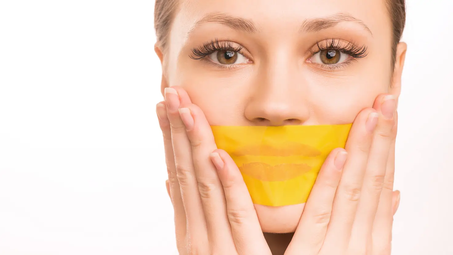 Zu sehen ist eine Frau, die sich den Mund mit einem gelben Klebeband zugeklebt hat