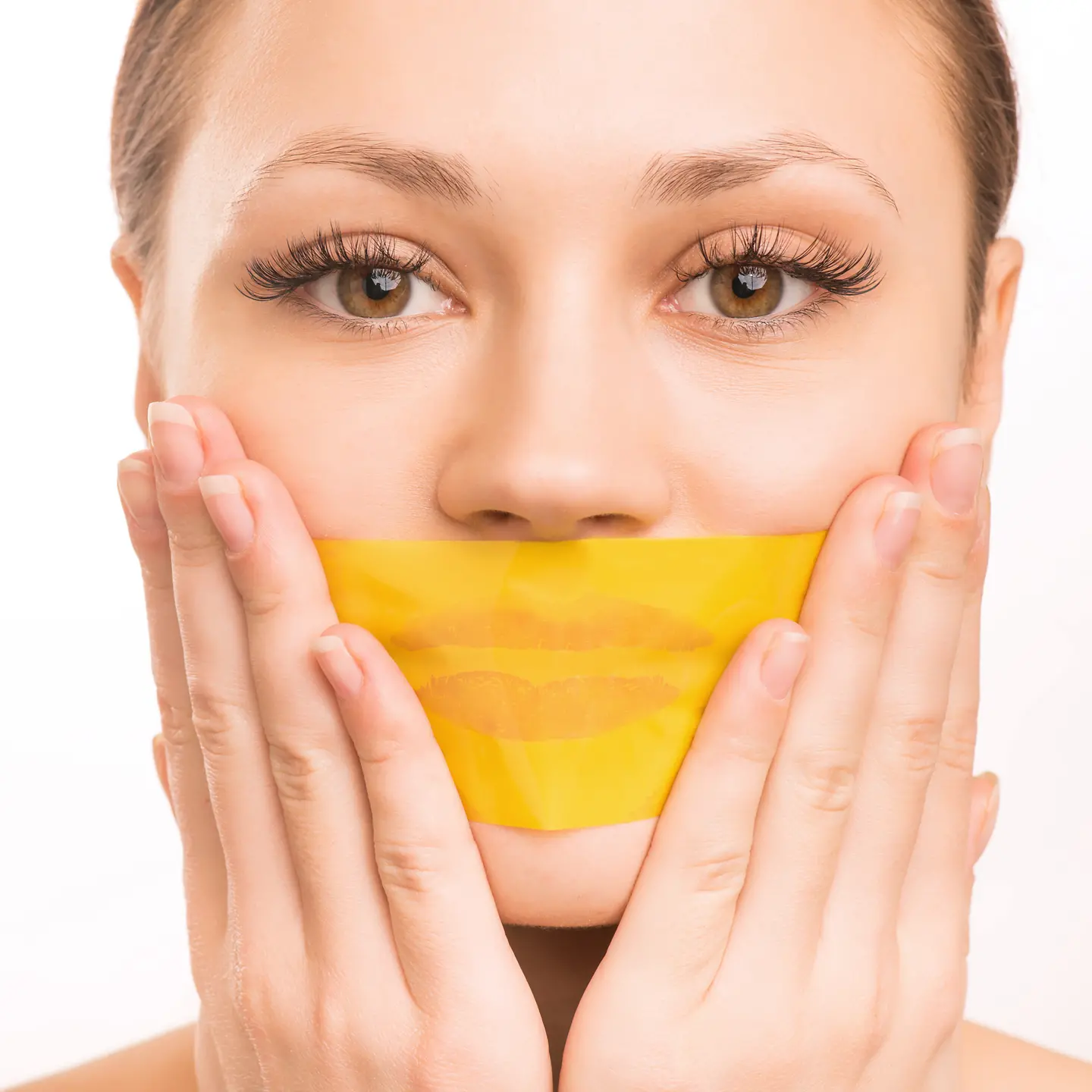 Zu sehen ist eine Frau, die sich den Mund mit einem gelben Klebeband zugeklebt hat