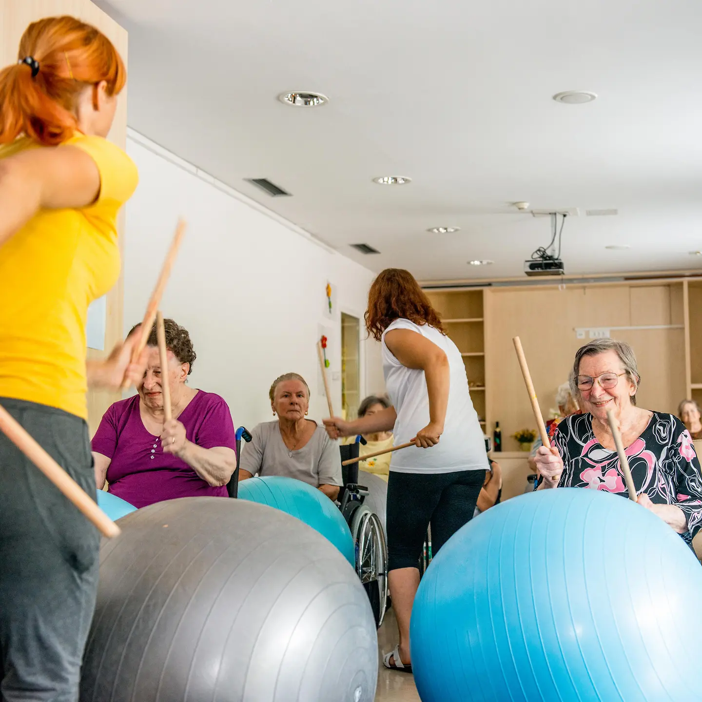 Zu sehen sind Senioren beim Sport mit Bällen
