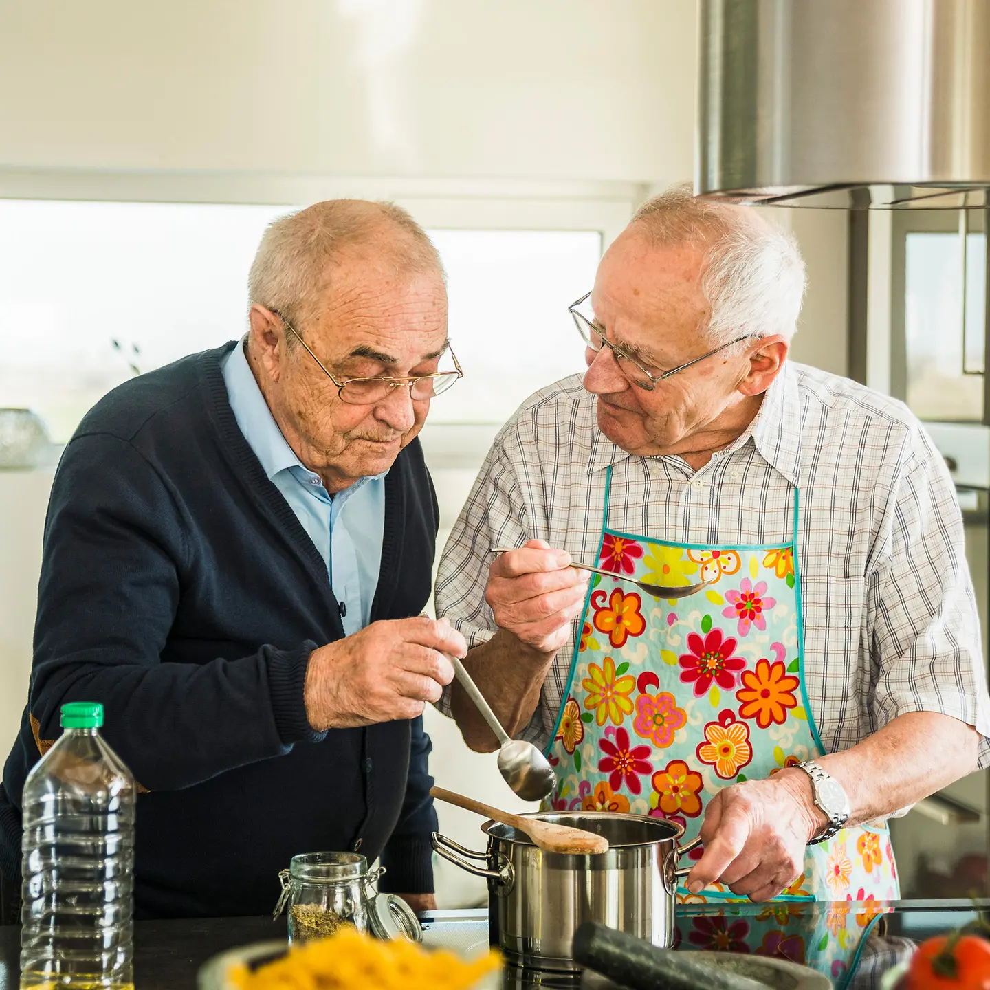 Zu sehen sind zwei ältere Herren beim Kochen 