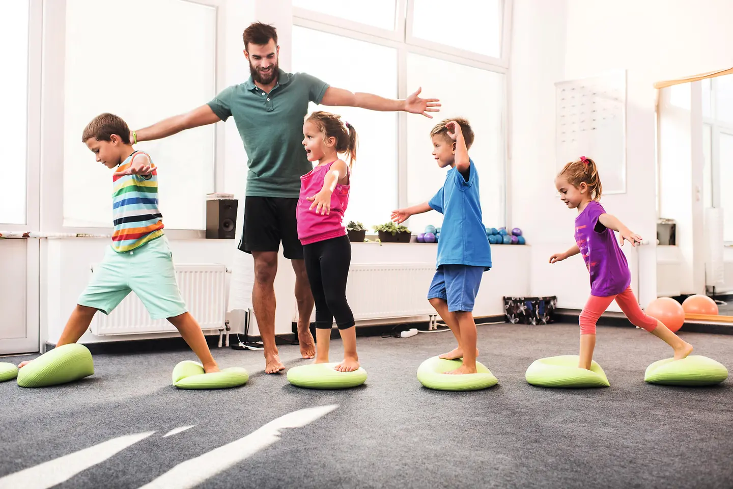Zu sehen sind Kinder beim Sport mit Trainer 