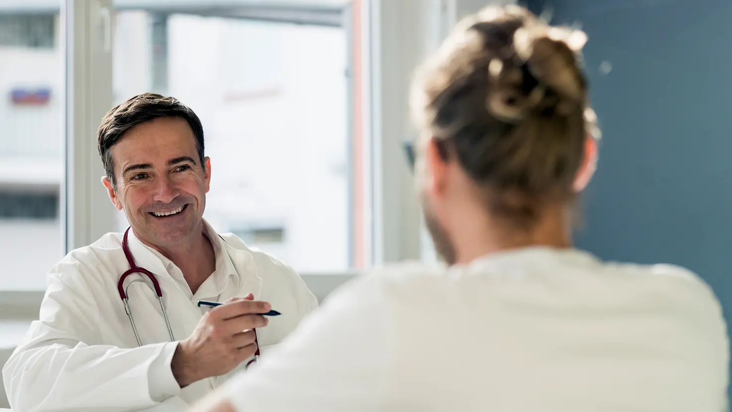 Ein Arzt im Beratungsgespräch mit einem Patienten