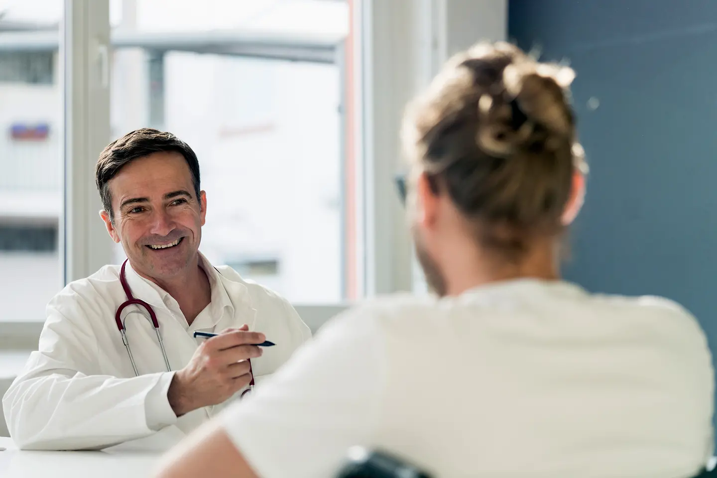 Ein Arzt im Beratungsgespräch mit einem Patienten