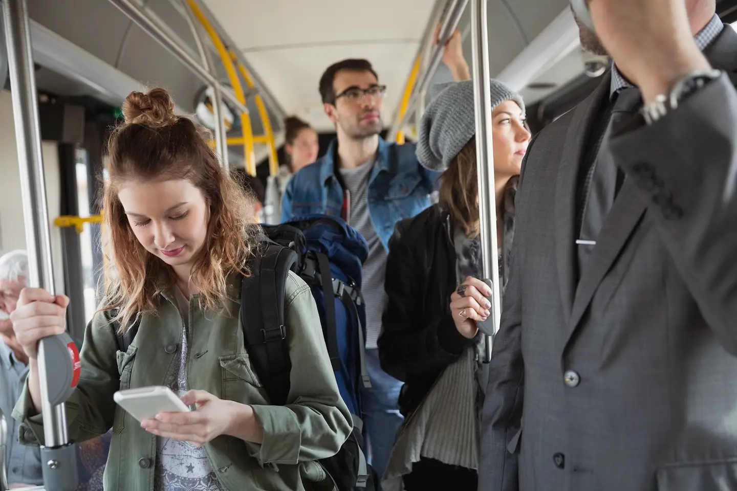 Menschen im Bus stehen eng nebeneinander
