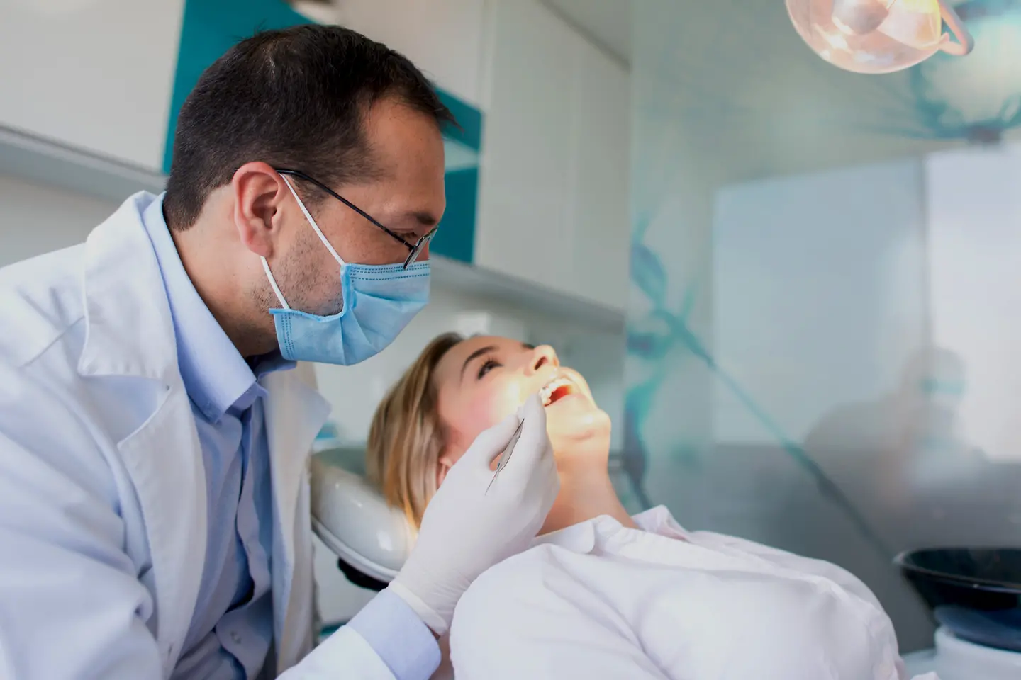 Eine Frau wird von einem Zahnarzt untersucht