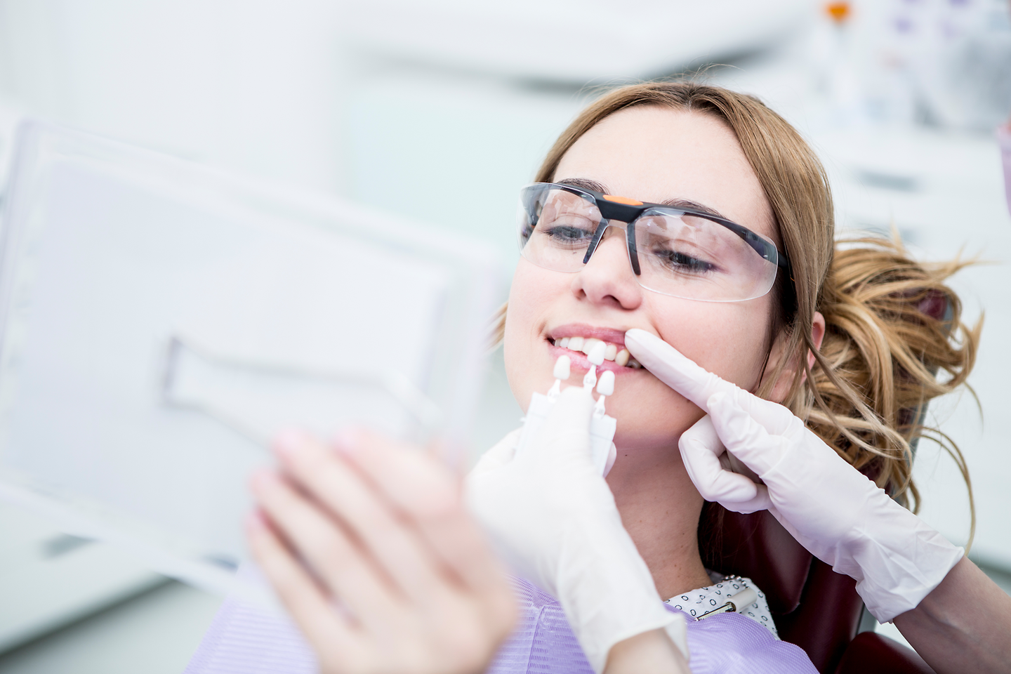 Zu sehen ist eine Frau beim Zahnbleaching