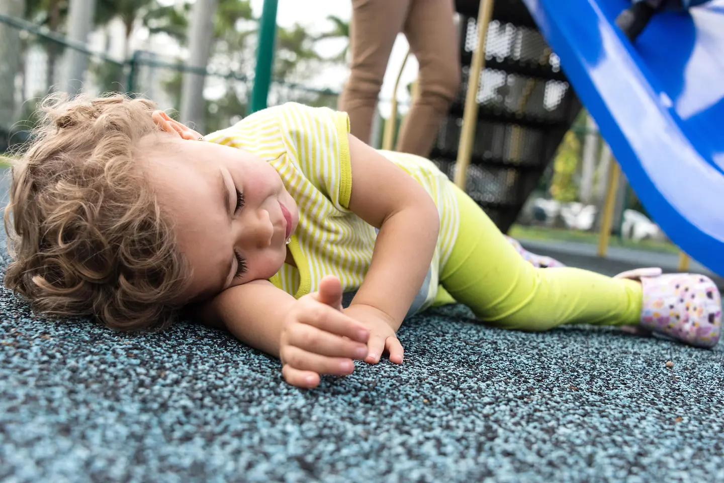 Ein kleines Kind liegt bewusstlos auf dem Boden