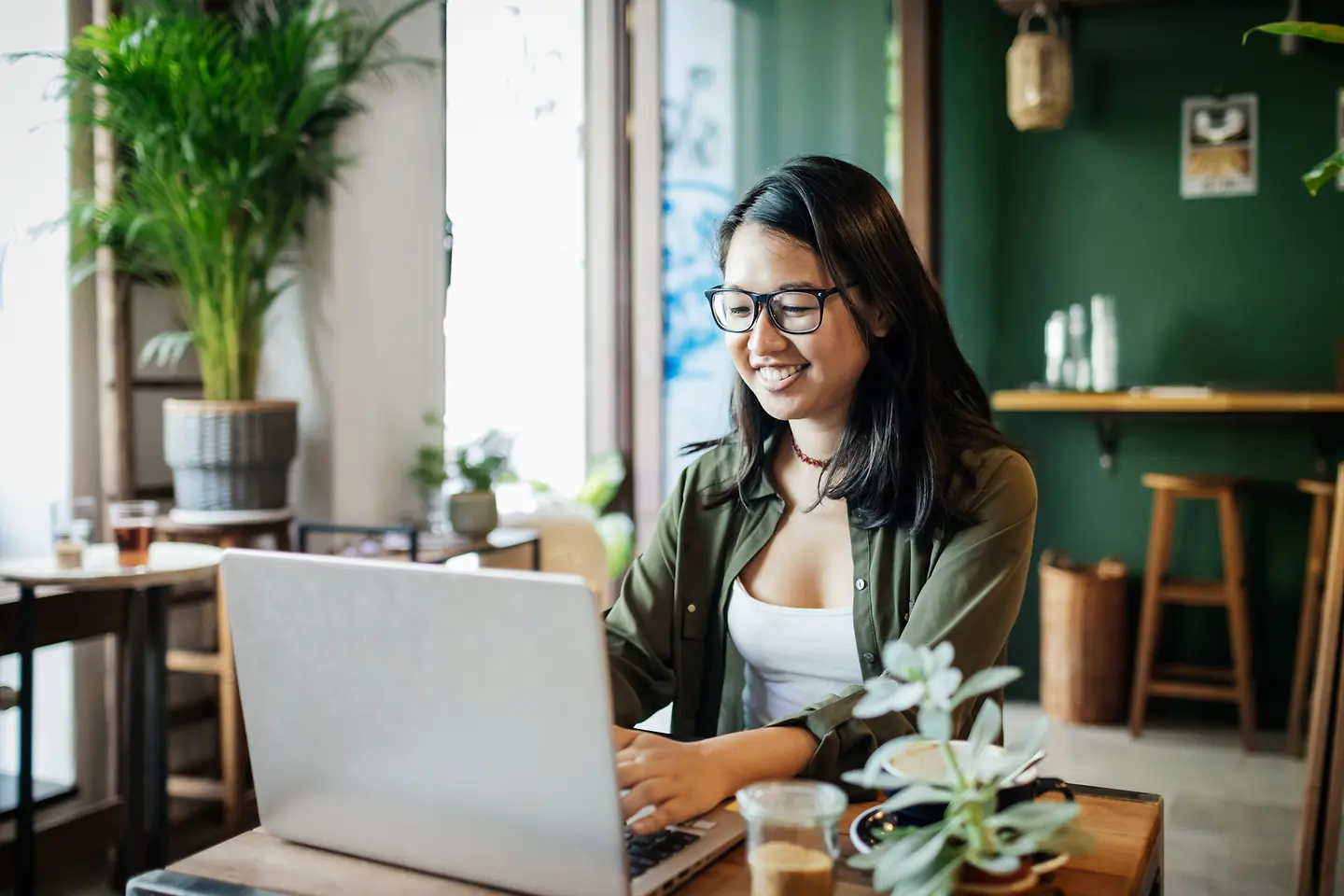 Junge Frau mit Notebook in einem Café