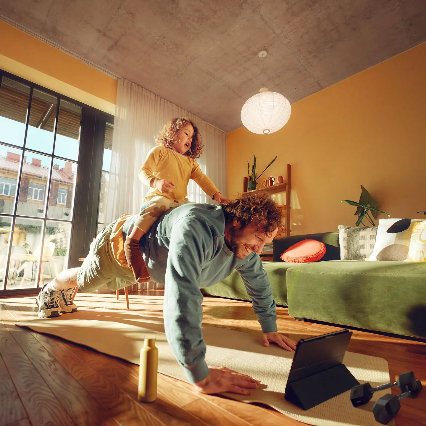 Vater mach mit Kind Sport vom Tablet - Barmer Bonusprogramm