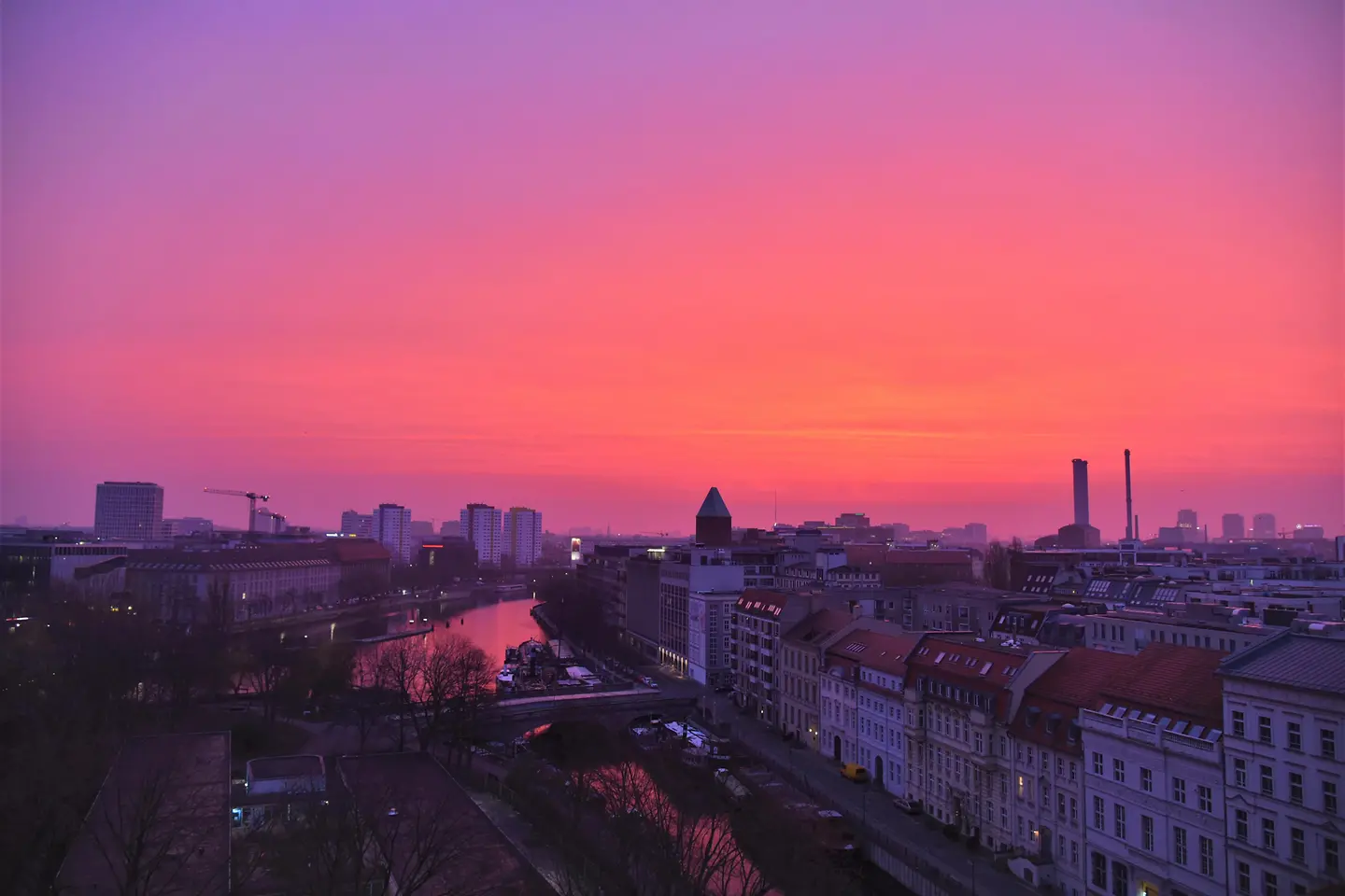 Auf diesem Bild zu sehen ist der rot verfärbte Abendhimmel über einem städtischen Panorama. Die markante Farbe des Himmels ist durch den Saharastaub zu erklären.