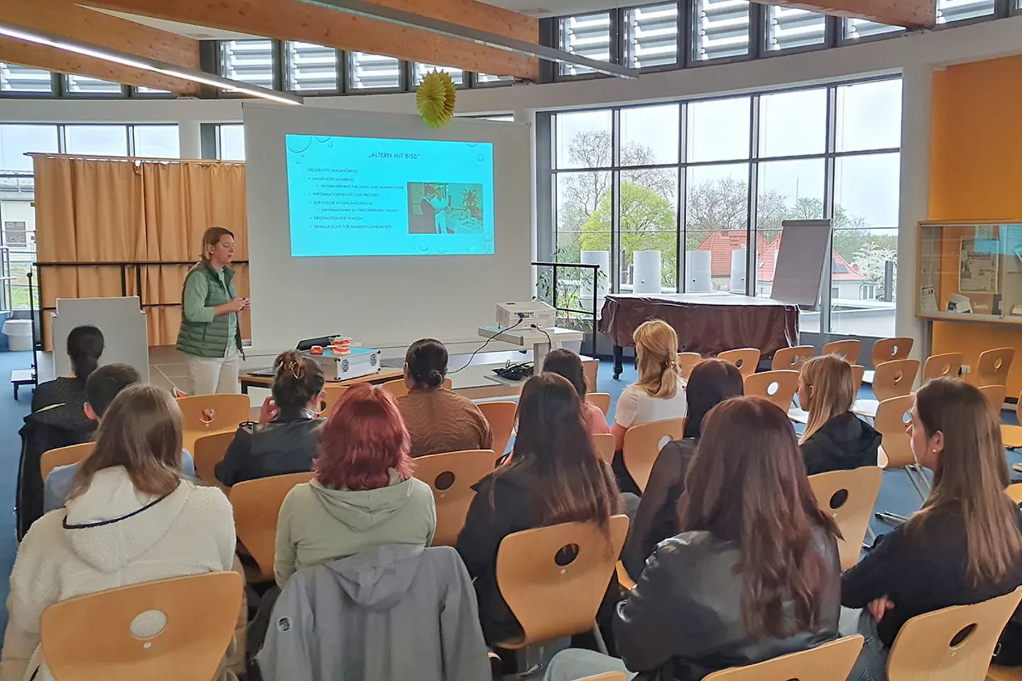 Eine Frau hält einen Vortrag.