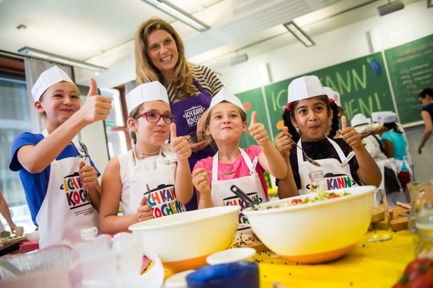 Bild_Sarah Wiener mit Kindern Foto_Sarah Wiener Stiftung
