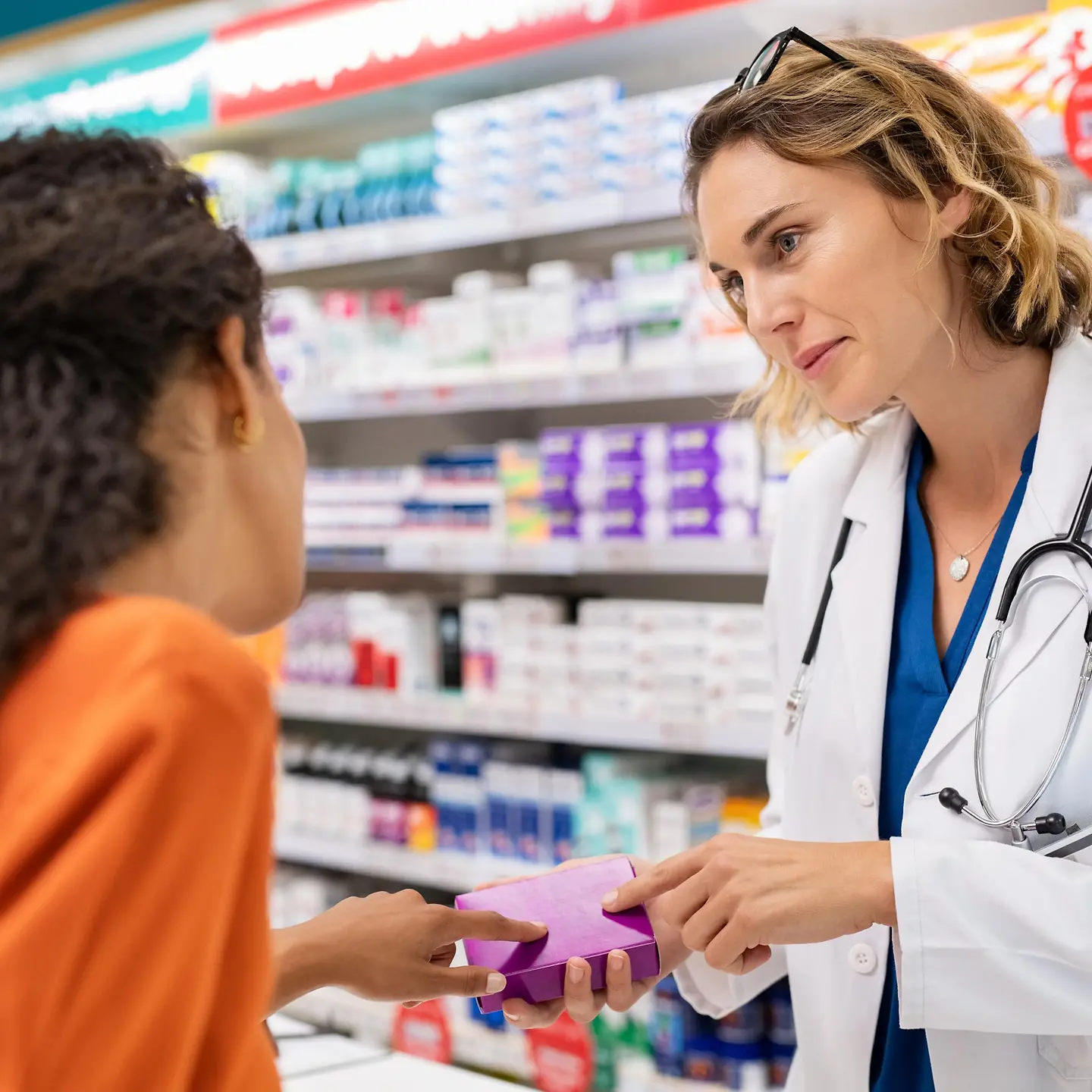 Eine junge Frau wird in der Apotheke zur „Pille danach“ beraten