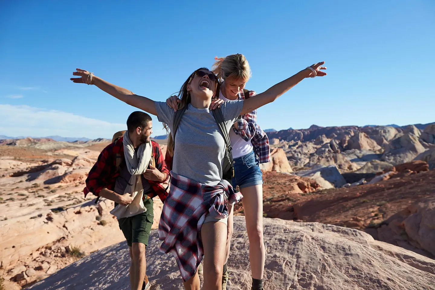 Junge Menschen wandern in den Bergen und lachen