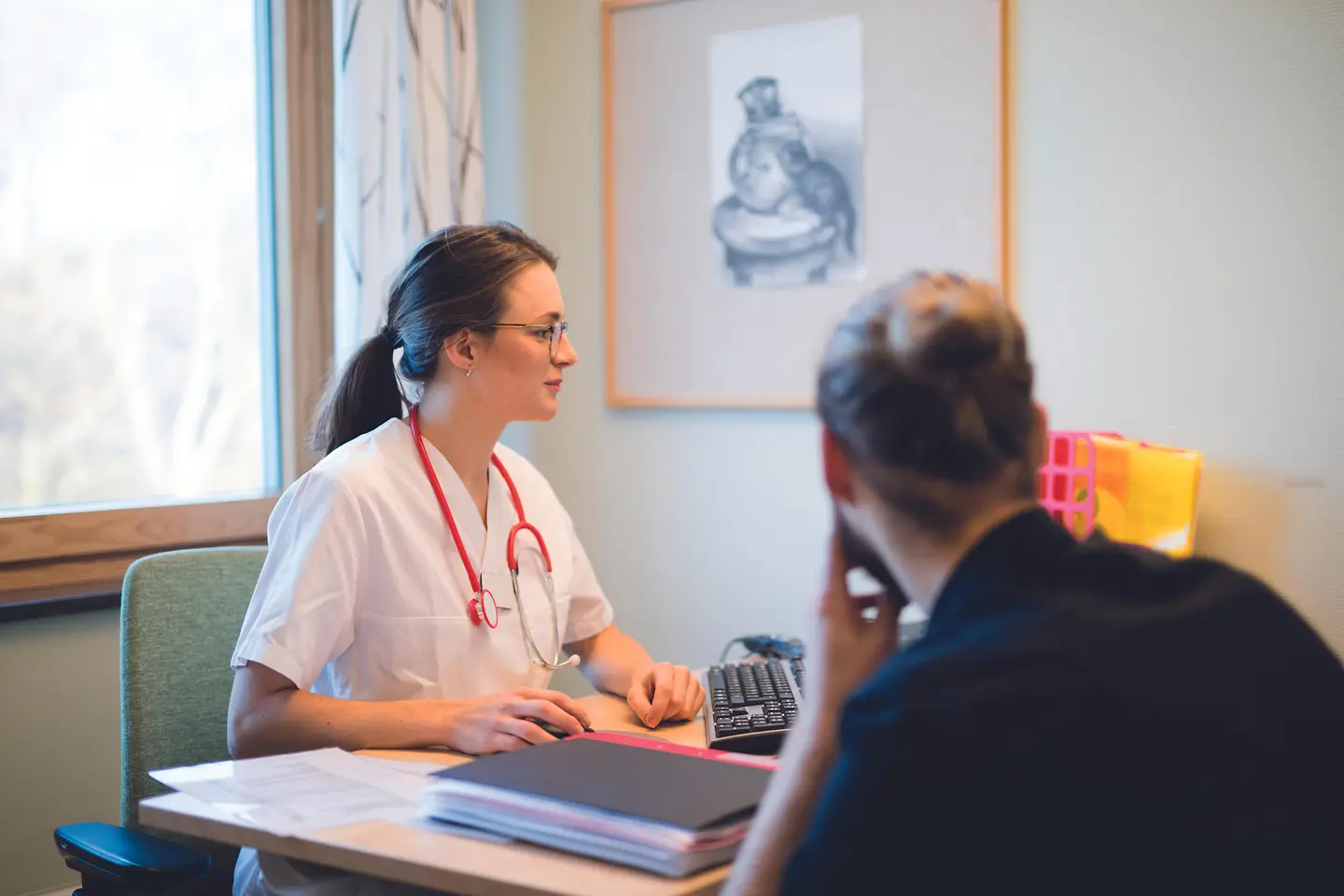 Eine junge Ärztin mit ihrem Patienten