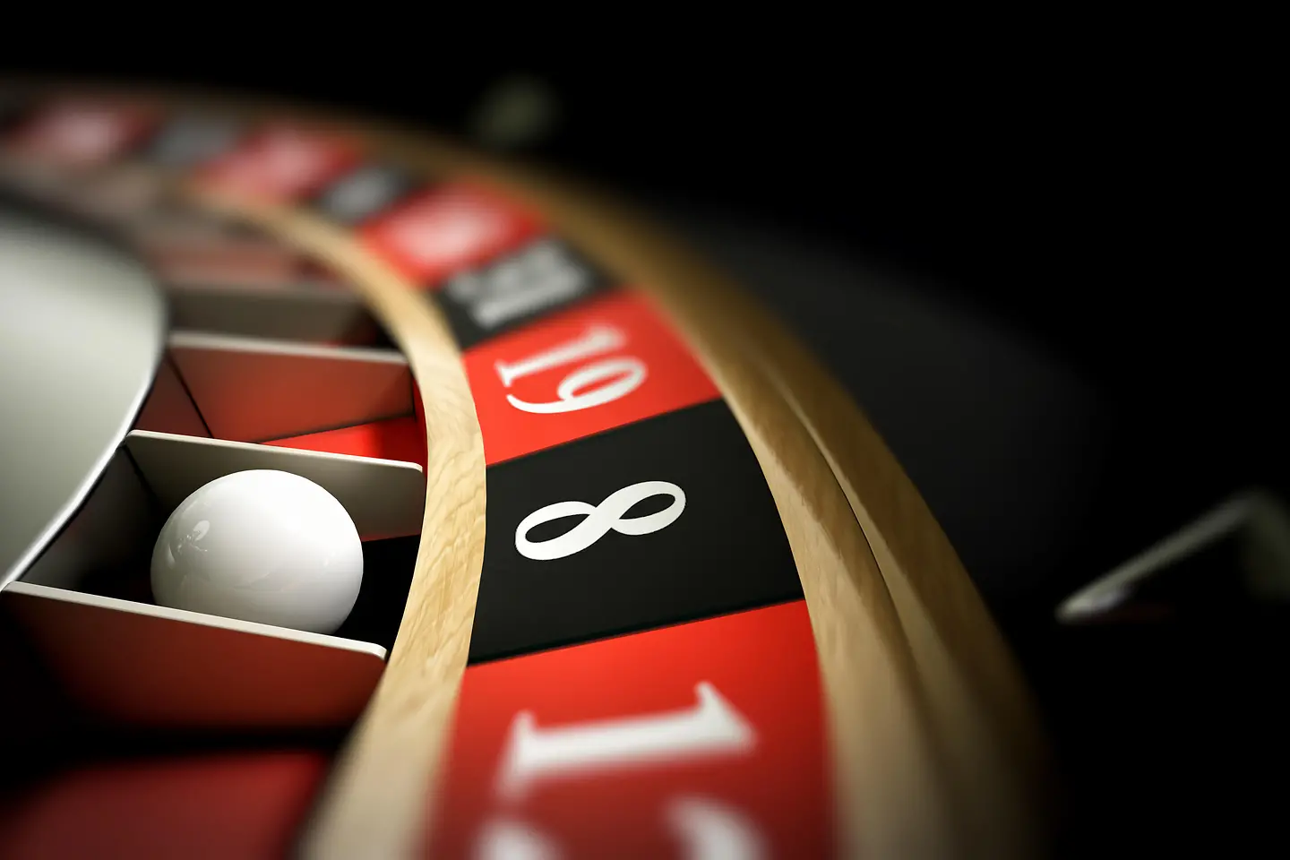 Auf dem Bild zu sehen ist der Ausschnitt einer Roulette-Drehschreibe. Die weiße Kugel liegt im Kästchen der schwarzen Nummer acht. 