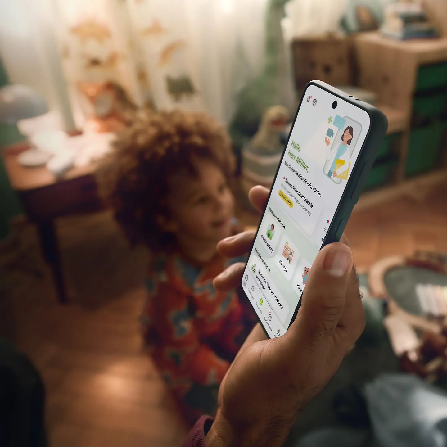 Ein Familienvater hält sein Handy in der Hand