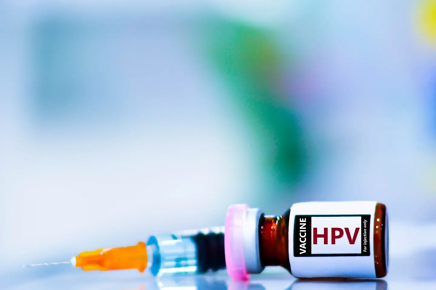 Zu sehen ist ein Fläschchen mit dem Impfstoff HPV und eine Spritze