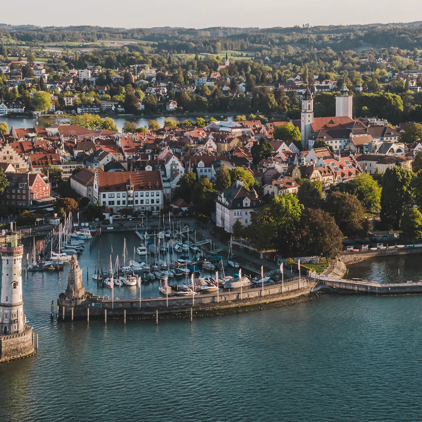 Luftaufnahme von Lindau am Bodensee mit Hafen