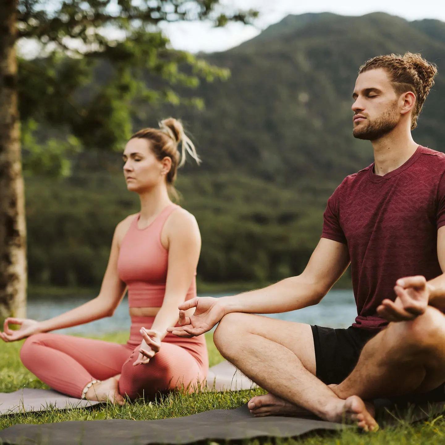 Ein Mann und eine Frau machen Sport im Freien