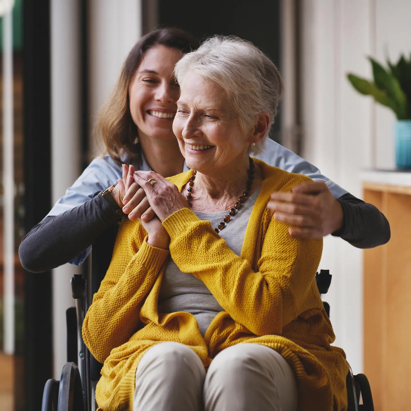 Pflegerin mit alter Dame im Rollstuhl