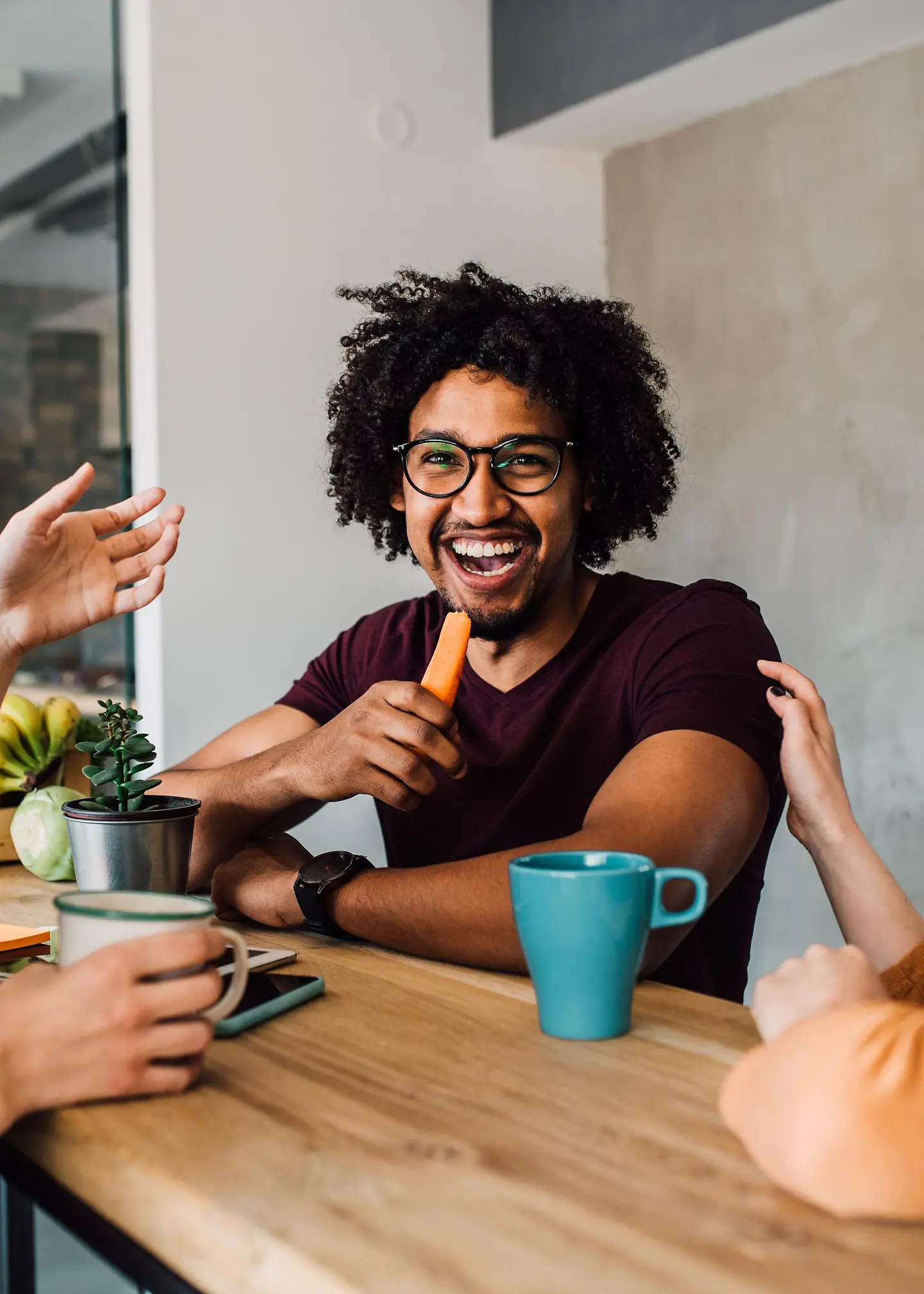 Junge Menschen in der Kantine beim gemeinsamen Mittagsessen